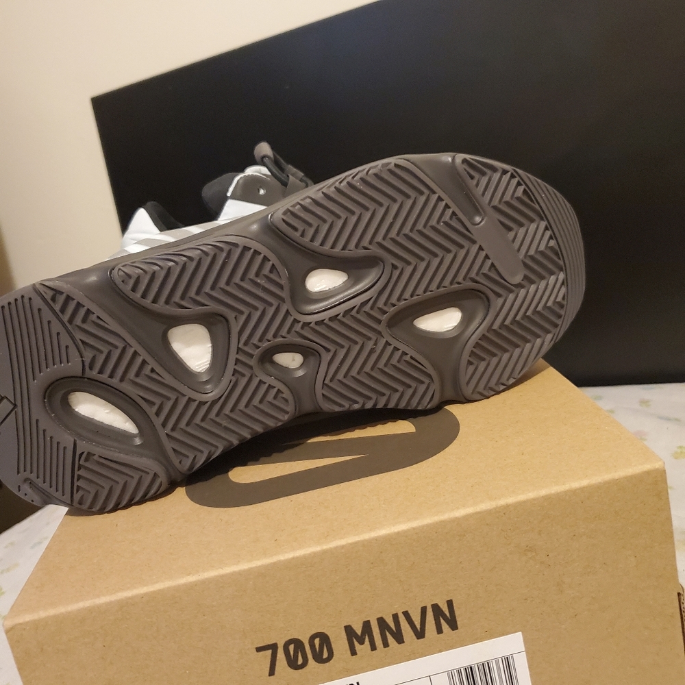700 MNVN ADIDAS YEEZY BOOST US 7.5/UK 7